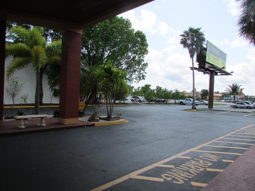 Howard Johnson By Wyndham Ft. Myers Fl Fort Myers Exterior foto